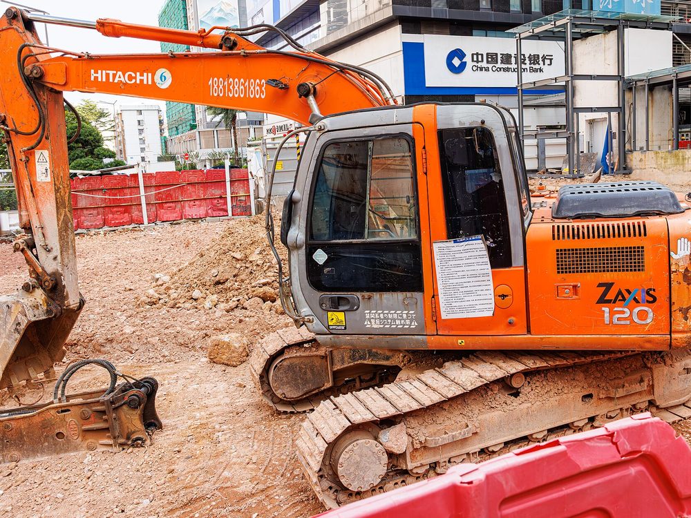 Excavadora Hitachi ZAXIS 120 en frente de obra