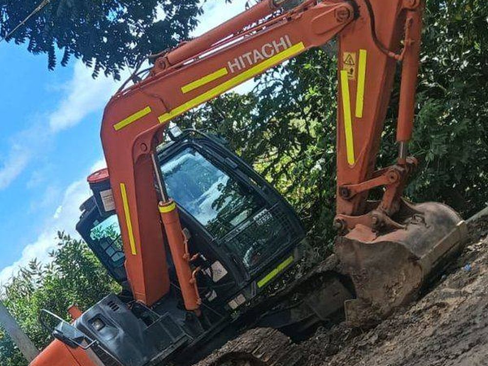 Excavadora Hitachi ZAXIS 70 de Conalcretos en patio de equipos